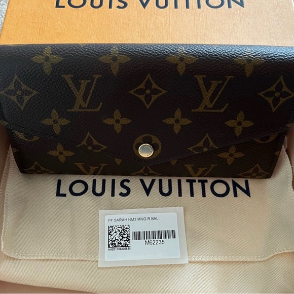Louis Vuitton Handbags - LOUIS VUITTON Sarah Wallet monogram